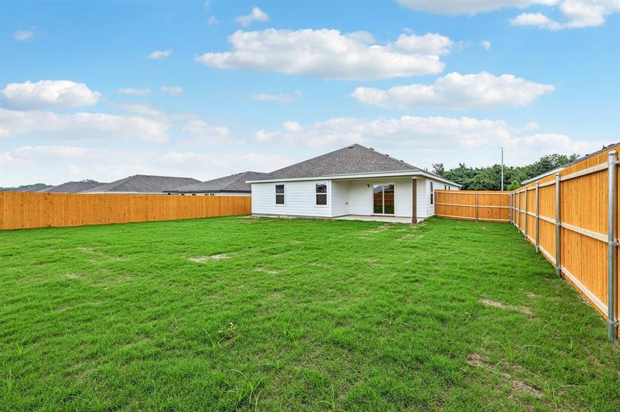 Exterior details and patio area of a home in Middlefield Village, Dallas (Image 22).