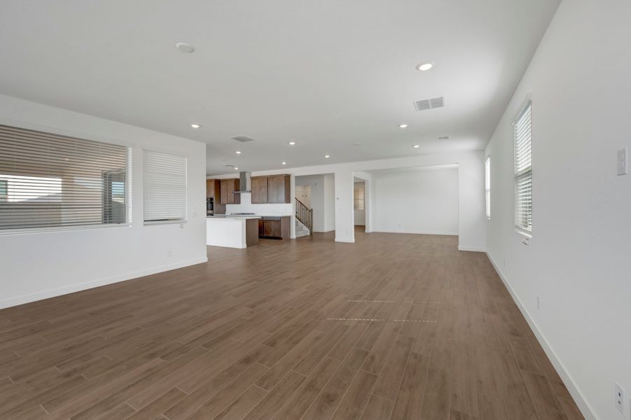 Spacious, unfurnished interior of a new home in Terraza, San Tan Valley (Image 16).