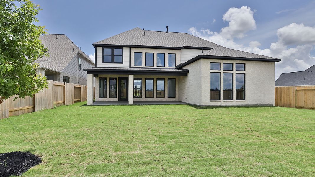 Exterior details and patio area of a home in Briarley, Montgomery (Image 3).