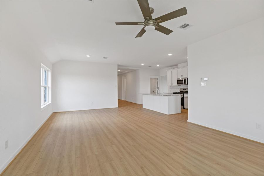 Spacious, unfurnished interior of a new home in Sunterra, Katy (Image 18). Spacious, unfurnished interior of a new home in Sunterra, Katy (Image 18).