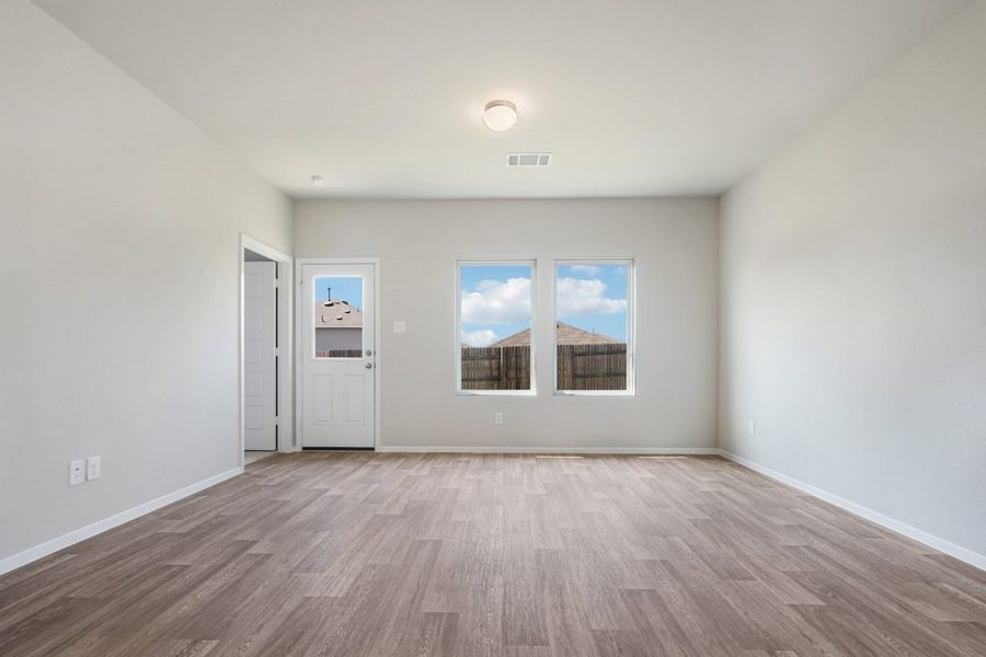 Spacious, unfurnished interior of a new home in Hymeadow, San Marcos (Image 13).