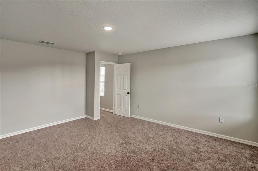 Spacious, unfurnished interior of a new home in Hammock Reserve, Haines City (Image 20).