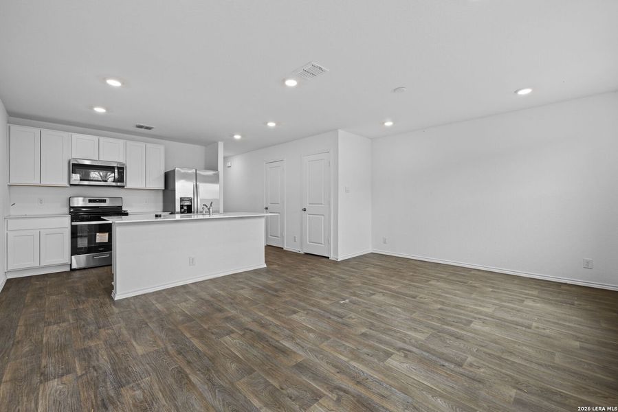 Spacious, unfurnished interior of a new home in Blue Ridge Ranch, San Antonio (Image 12).