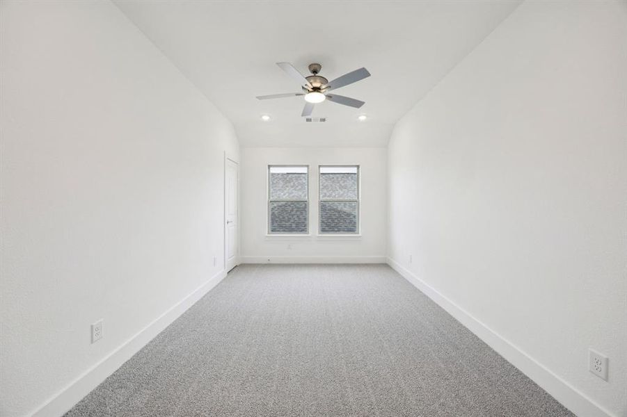 Spacious, unfurnished interior of a new home in Dove Hollow, Waxahachie (Image 16).