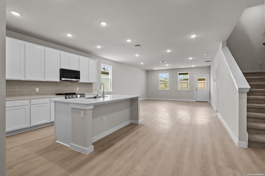Furnished interior view inside a new home in Hiddenbrooke, Seguin (Image 6).