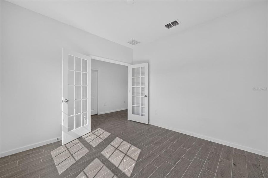 Spacious, unfurnished interior of a new home in Heath Preserve, Ocala (Image 33).