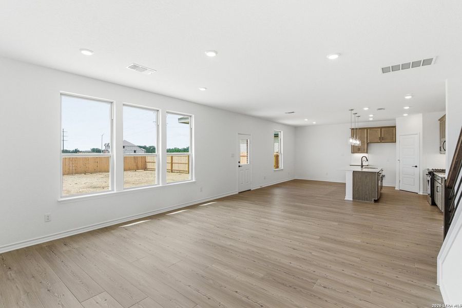 Spacious, unfurnished interior of a new home in Nopal Valley, San Antonio (Image 21).
