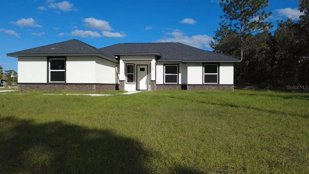 Exterior details and patio area of a home in , Dunnellon (Image 26).