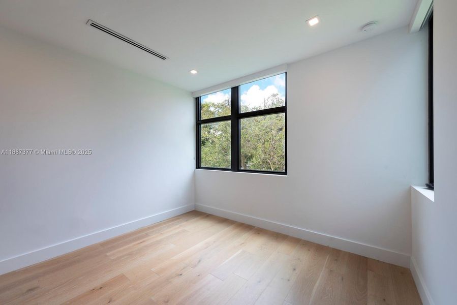 Spacious, unfurnished interior of a new home in , Pinecrest (Image 22).