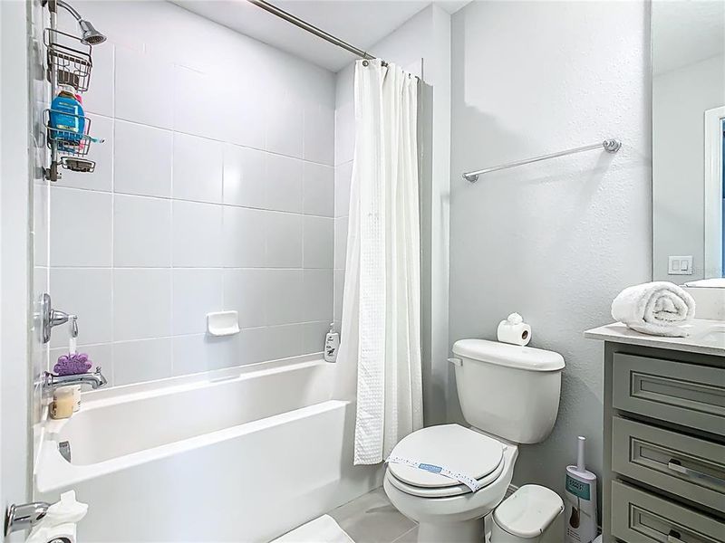 Furnished interior view inside a new home in , Orlando (Image 28).