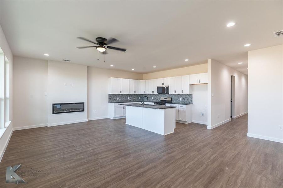 Spacious, unfurnished interior of a new home in , Abilene (Image 34).