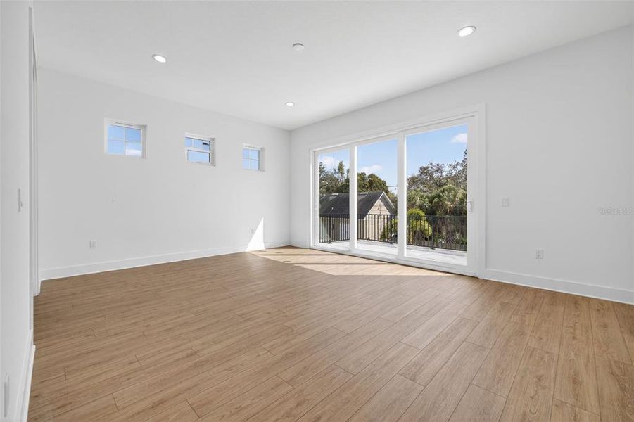 Spacious, unfurnished interior of a new home in , St. Petersburg (Image 30).