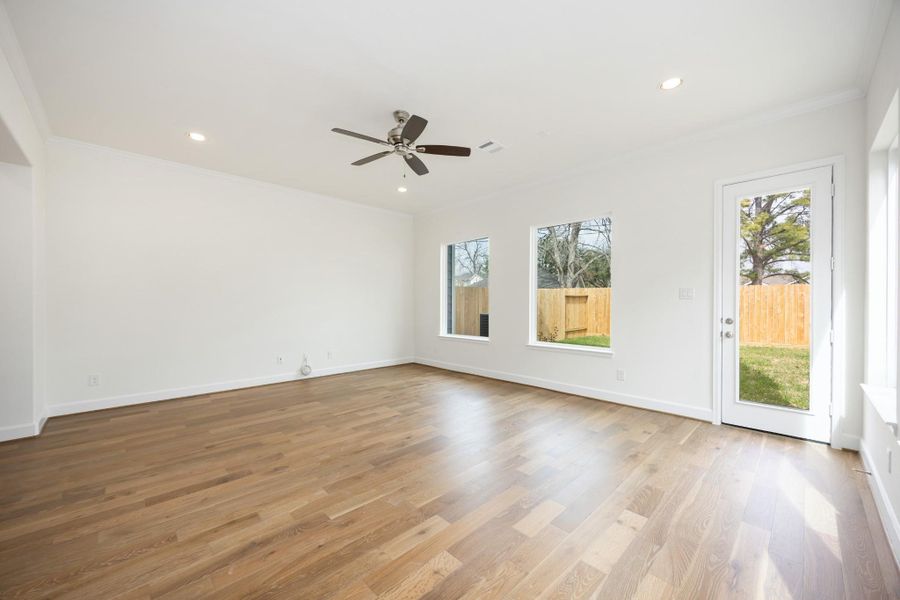 Oversized windows? Check. Room to host the whole crew? Double check. The Bordeaux’s living space was made for laid-back weekends and lively gatherings alike.