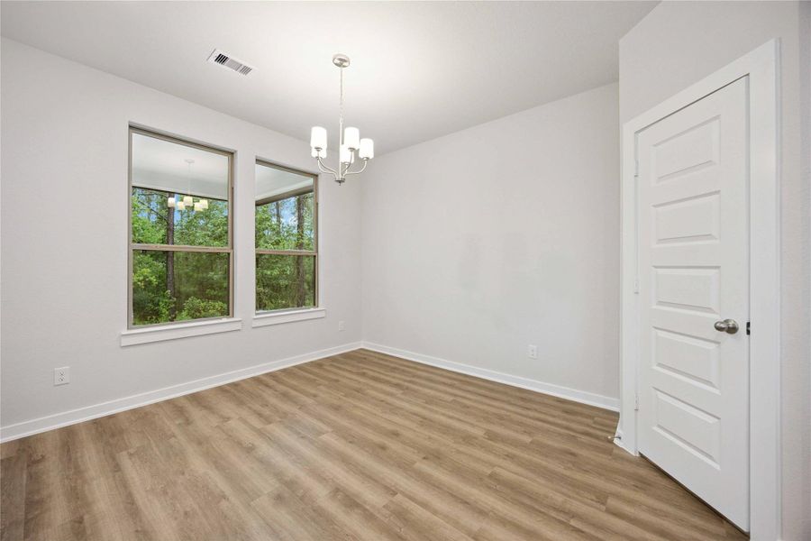 Spacious, unfurnished interior of a new home in Deer Pines, Conroe (Image 22).