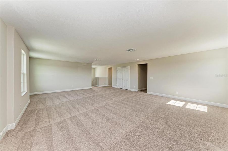 Spacious, unfurnished interior of a new home in Mirada, San Antonio (Image 16).