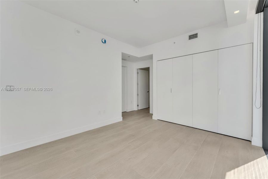 Spacious, unfurnished interior of a new home in Aria Reserve, Miami (Image 25).