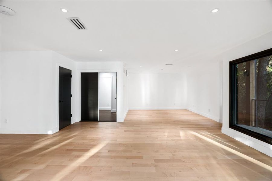 Spacious, unfurnished interior of a new home in , Oak Point (Image 20).