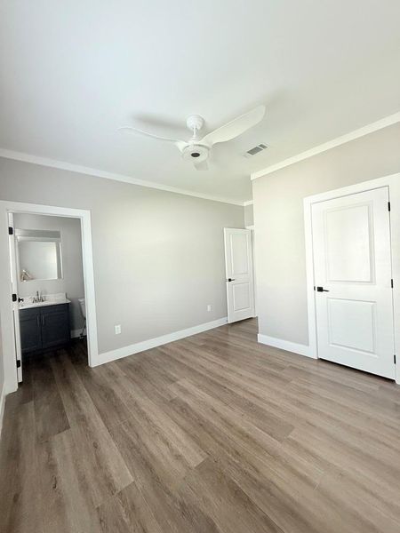 2nd bedroom with full en suite bath and walk-in closet