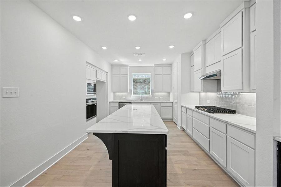 811SunflowerTrailANGECM003 811SunflowerTrailANGECM003