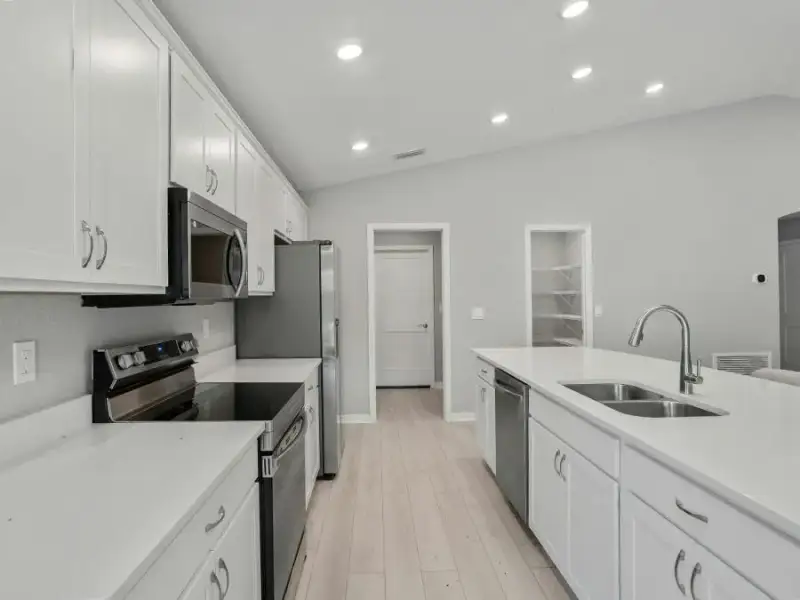 Brand-new 3-bedroom home for sale in Ruskin, FL!
