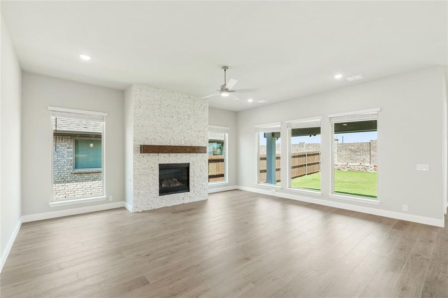 Spacious, unfurnished interior of a new home in Chaparral Park, Oak Point (Image 27).