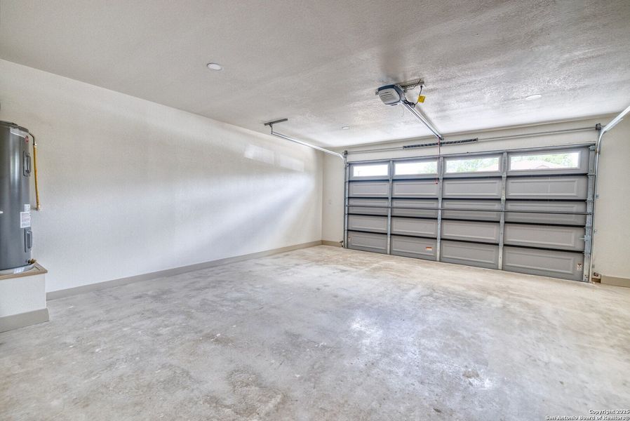 Spacious, unfurnished interior of a new home in , Uvalde (Image 23).