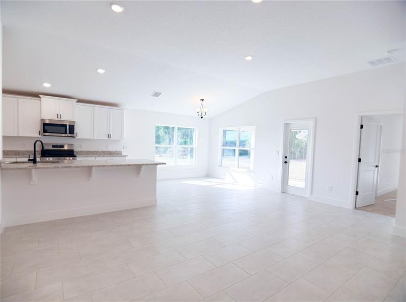 Spacious, unfurnished interior of a new home in , Ocala (Image 9).
