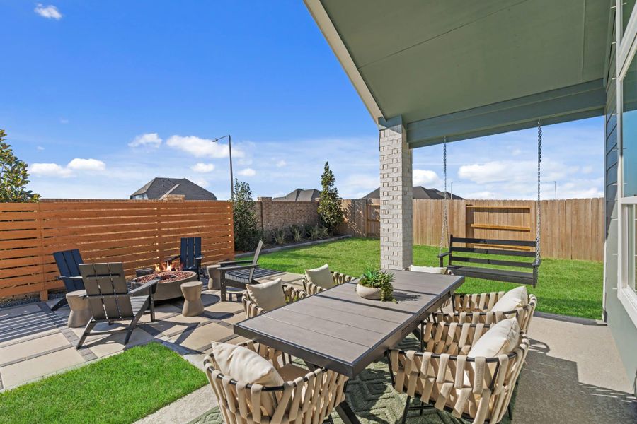 Exterior details and patio area of a home in Beacon Point, Texas City (Image 35).