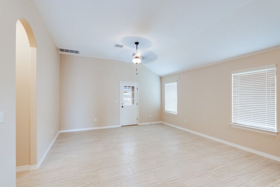 Spacious, unfurnished interior of a new home in Crossland, Socorro (Image 19).