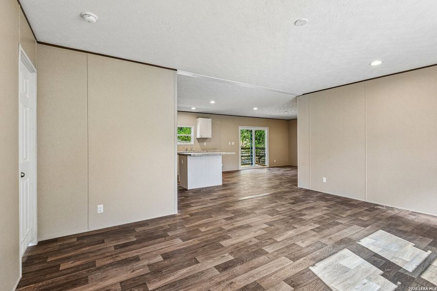Spacious, unfurnished interior of a new home in , Hondo (Image 32).