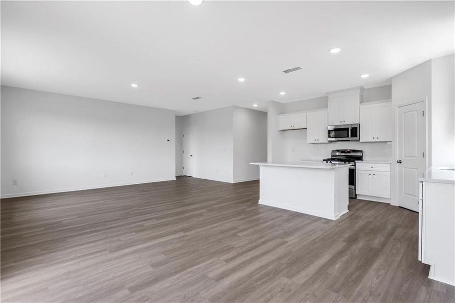 Spacious, unfurnished interior of a new home in Three Rivers, Rome (Image 13).