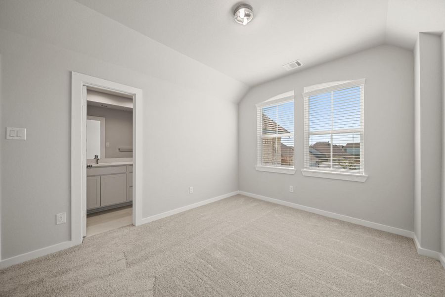 Spacious, unfurnished interior of a new home in Huntington Place, Rosharon (Image 12).