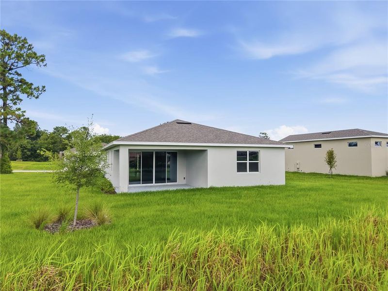 Exterior details and patio area of a home in Glen Lakes, Weeki Wachee (Image 3).