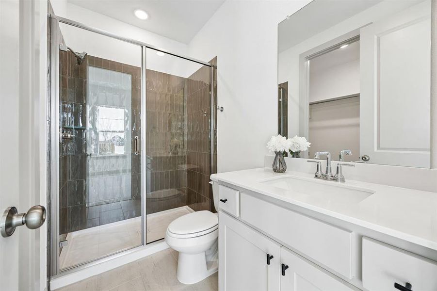 Friends and family will feel right at home in any of the beautifully finished guest baths in our Percy plan. Friends and family will feel right at home in any of the beautifully finished guest baths in our Percy plan.
