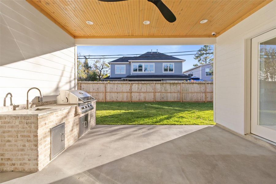 You host effortlessly with your built-in outdoor kitchen—complete with grill, sink, and storage—so gatherings naturally flow between the kitchen, patio, and backyard.