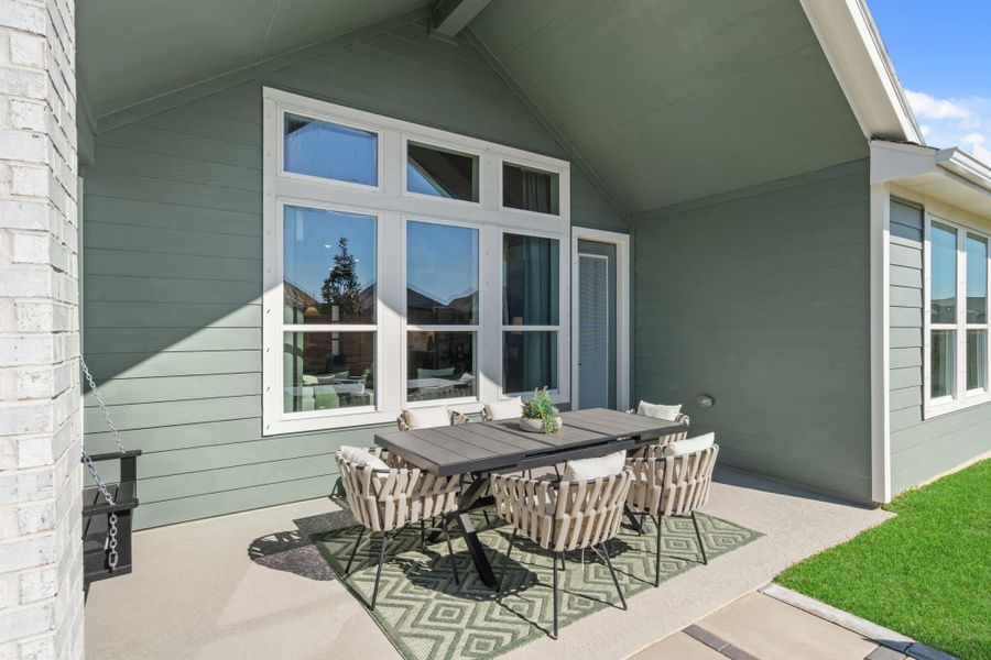 Exterior details and patio area of a home in Beacon Point, Texas City (Image 34).