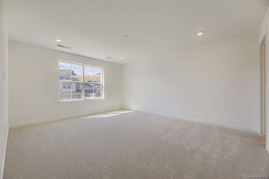 Spacious, unfurnished interior of a new home in Ken-Caryl Ranch: The Monarch Collection, Littleton (Image 17).