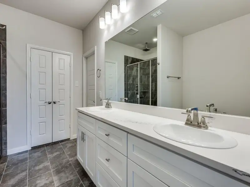 Plenty of room for two in this wonderful owner's bath. Plenty of room for two in this wonderful owner's bath.