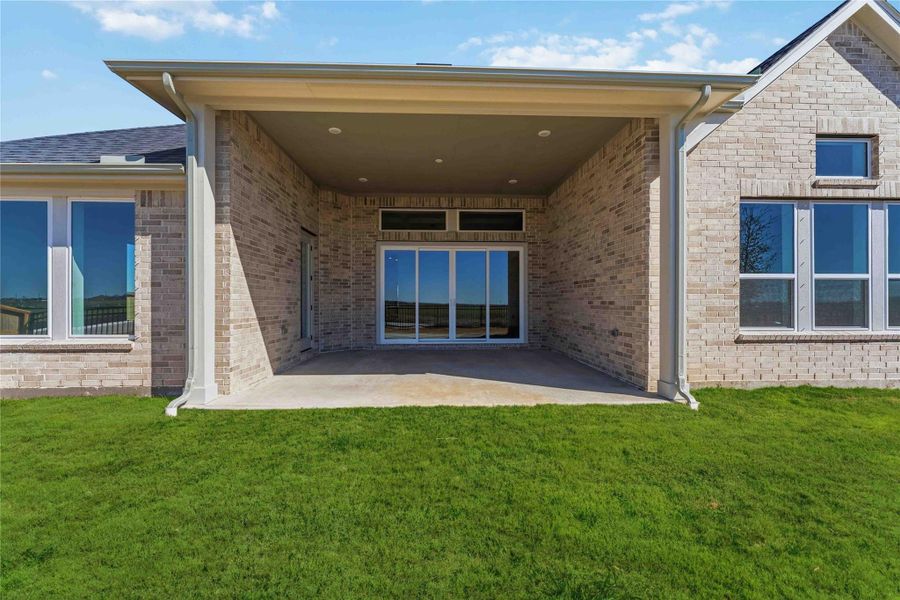 Exterior details and patio area of a home in Valencia, Manvel (Image 3).