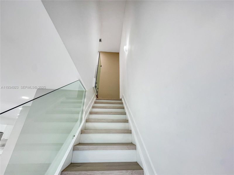 Spacious, unfurnished interior of a new home in , Doral (Image 19).