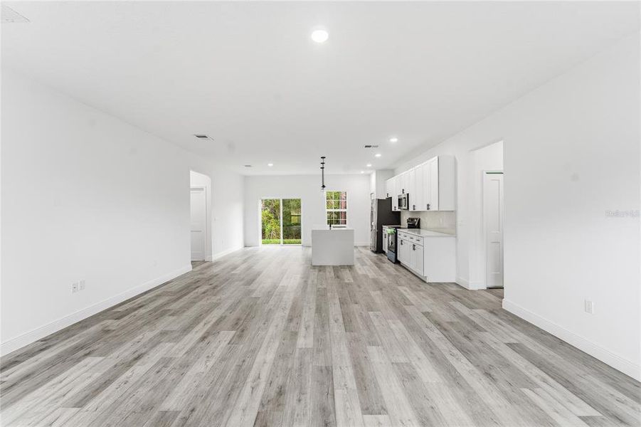 Spacious, unfurnished interior of a new home in , Ocala (Image 14).