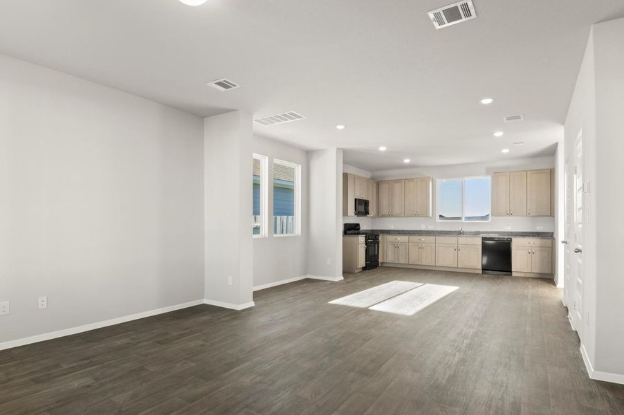 Spacious, unfurnished interior of a new home in Harvest Ridge, Elgin (Image 18).
