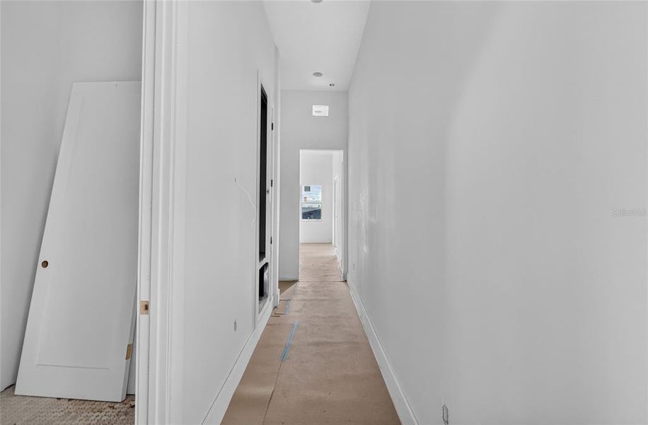 Spacious, unfurnished interior of a new home in , Tampa (Image 8).