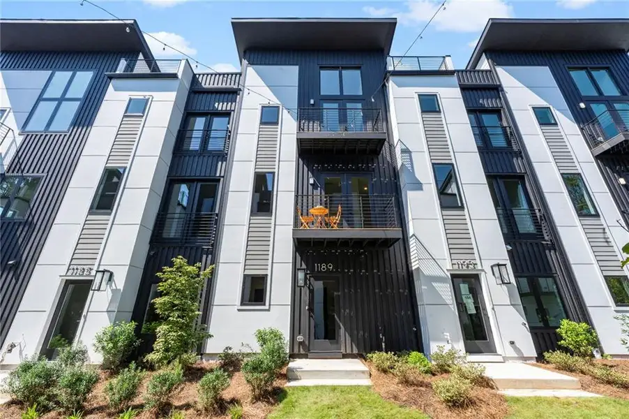 Condo located in Atlanta, GA showcasing its design and architecture (Image 5).