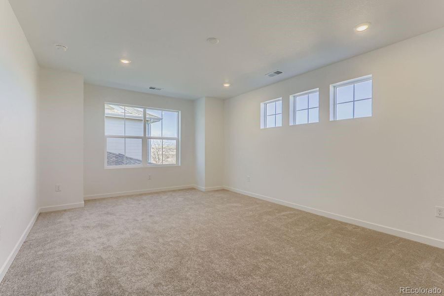 Spacious, unfurnished interior of a new home in Parterre, Thornton (Image 10).