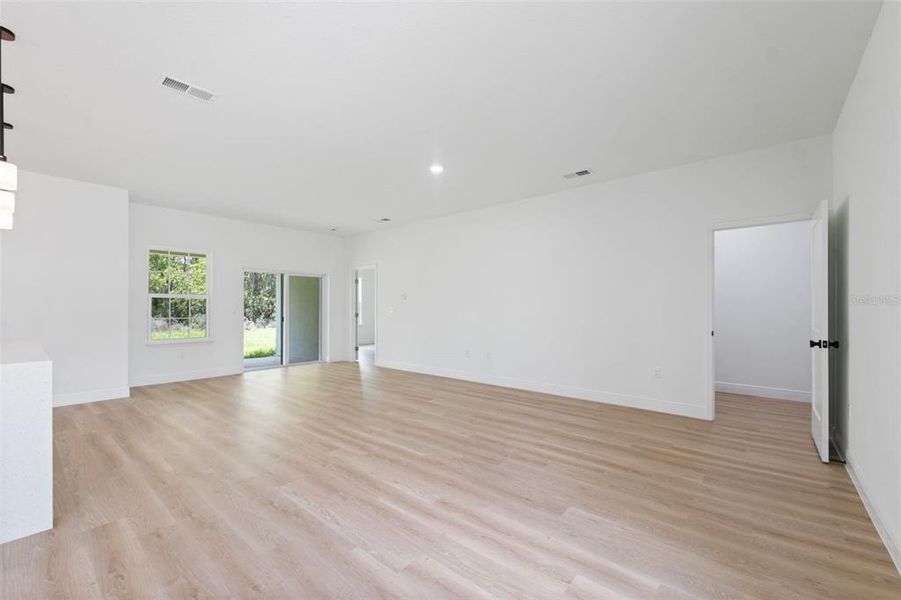 Spacious, unfurnished interior of a new home in , Ocala (Image 15).