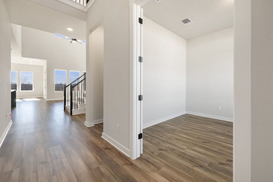 Spacious, unfurnished interior of a new home in Lagos Reserve, Manor (Image 23).