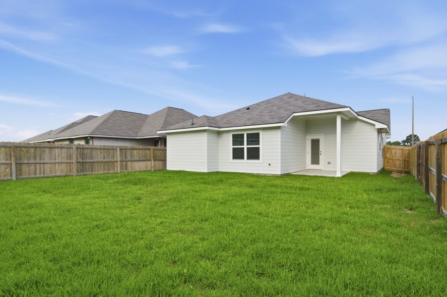 Exterior details and patio area of a home in Bonham Trace, Bryan (Image 3).