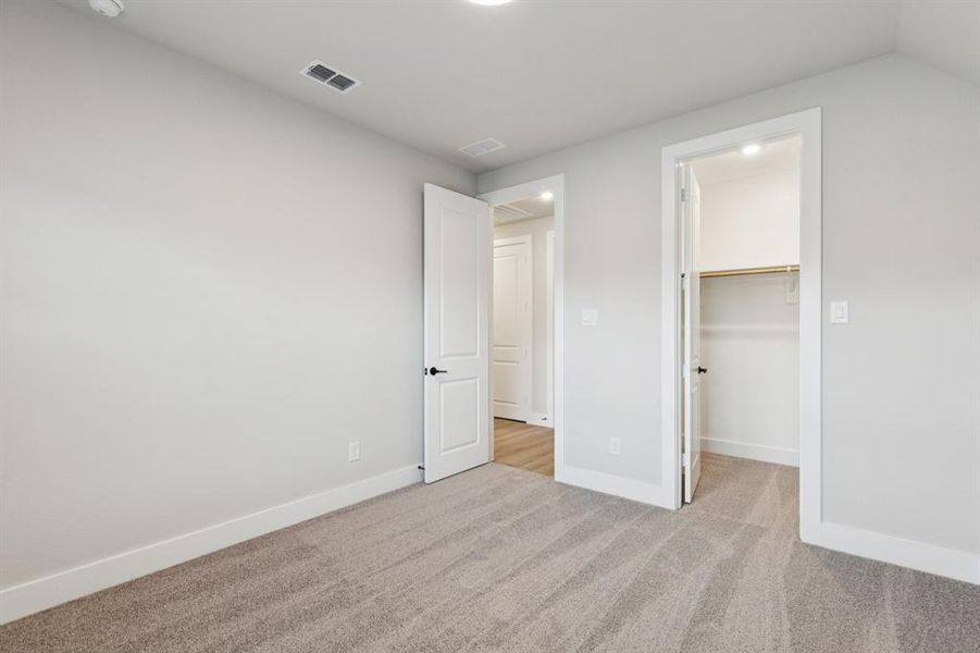 Spacious, unfurnished interior of a new home in Dove Hollow, Waxahachie (Image 17).