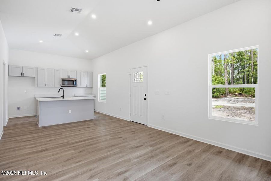 Spacious, unfurnished interior of a new home in , Jacksonville (Image 11).